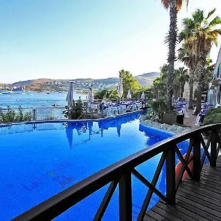 Lighthouse Hotel 4*
